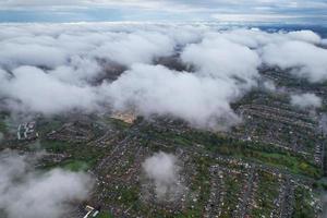 Die schönsten Wolken und der Himmel über der Stadt London Luton in England, Großbritannien foto