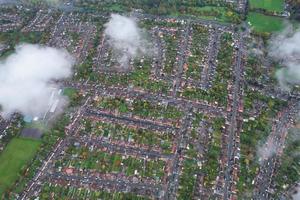 Die schönsten Wolken und der Himmel über der Stadt London Luton in England, Großbritannien foto