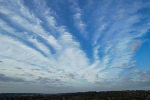 Die schönsten Wolken und der Himmel über der Stadt London Luton in England, Großbritannien foto