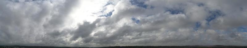 Die schönsten Wolken und der Himmel über der Stadt London Luton in England, Großbritannien foto