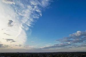 Die schönsten Wolken und der Himmel über der Stadt London Luton in England, Großbritannien foto