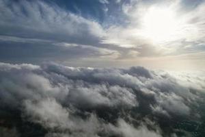 Die schönsten Wolken und der Himmel über der Stadt London Luton in England, Großbritannien foto