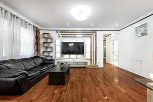 Moderne, voll möblierte High-End-Luxuswohnung in Montreal mit fertigem Keller, Schlafzimmern, Wäscherei, Küche, Hinterhof und Wohnzimmer foto