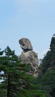 die wunderschönen berglandschaften mit dem grünen wald und der ausgebrochenen felsenklippe als hintergrund in der landschaft des chinas foto