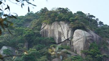 die wunderschönen berglandschaften mit dem grünen wald und der ausgebrochenen felsenklippe als hintergrund in der landschaft des chinas foto