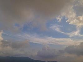 Tanz der Wolken. Wolken- und Talblick. Wolken über dem grünen Tal foto