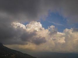 Tanz der Wolken. Wolken- und Talblick. Wolken über dem grünen Tal foto