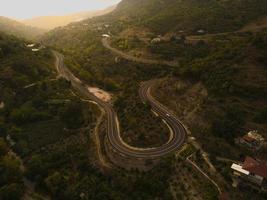 Lufttal und Straße, Draufsicht, erstaunlicher Naturhintergrund. Sonnenuntergang fliegende Drohne, Meereslandschaft foto