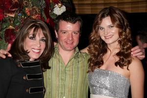 los angeles, 11. dezember - kate linder, josh o connell y und r produzent, heather tom bei der alljährlichen weihnachtsfeier 2010 von heather tom in einem privathaus am 11. dezember 2010 in glendale, ca foto