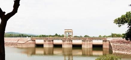 Dammbrücke über dem Wasser foto