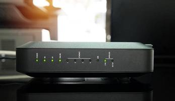 Neuer schwarzer WLAN-Router im Büro foto
