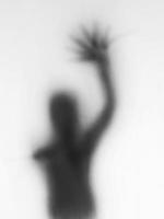 ein gruseliger Thriller mit verschwommener Form, schwarz-weißer Schatten, der an Halloween heimgesucht wird foto