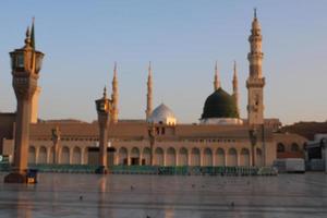 medina, saudi-arabien, oktober 2022 - schöne tagesansicht von masjid al nabawi, medinas grüner kuppel, minaretten und moscheenhof. foto