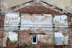 eine Spur von dem zerstörten Gebäude an einer Ziegelmauer. Abdruck des alten abgerissenen Gebäudes an der Wand eines anderen Hauses. foto