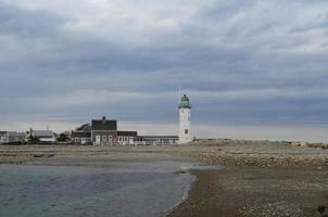 situate Licht mit einem sehr felsigen Strand foto