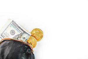 Eine offene schwarze Brieftasche mit Geld, Dollar und Bitcoin-Münzen auf weißem Hintergrund. foto