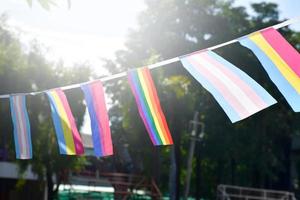 lgbtq-flaggen wurden an draht gehängt, um den außenbalkon des restaurants zu schmücken, weicher und selektiver fokus, konzept für lgbtq plus geschlechtsfeiern im stolzmonat auf der ganzen welt. foto