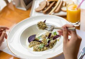 Knödel mit einer Gabel essen foto