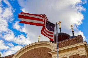 amerikanische flagge und religiöses kreuz bei sonnenuntergang foto