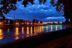 schöne reflexion von laternen im fluss in der stadt uzgorod ukraine. foto