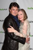 los angeles, 9. märz - nathan fillion susan sullivan kommt am 9. märz 2012 im saban theater in los angeles, ca. 2012, zum burgereignis beim paleyfest 2012 an foto