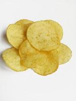 appetitlich knusprige Kartoffelchips auf weißem Hintergrund foto