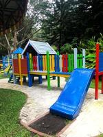 moderne Spielgeräte. moderner bunter Kinderspielplatz auf dem Hof im Park foto