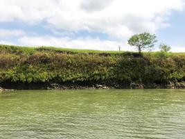 Landschaftsansicht von Fluss und Hochland foto