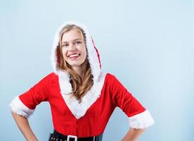 nahaufnahme der kaukasischen glücklichen frau, die weihnachtsmannkleidung trägt, lacht foto