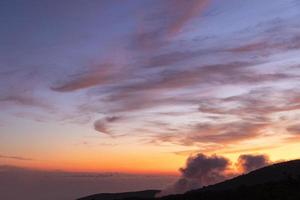 heller, fabelhafter sonnenuntergang mit kreisförmigen wolken auf der balkanhalbinsel. foto
