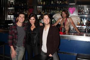 los angeles, dez 17 - josh heine cupid, jo bozarth eros, bradford anderson achilles am set während der dreharbeiten zum film cupid and eros in der good nite bar am 17. dezember 2010 in no hollywood, ca foto