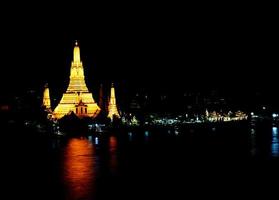 goldene pagode von wat arun nachts, bangkok, thailand foto