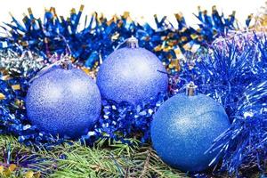 blaue Weihnachtskugeln auf grünem Fichtenzweig foto