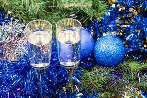 zwei Gläser mit blauem Weihnachtsschmuck und Baum 10 foto