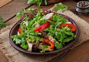 Diät-Salat mit Huhn, Rucola und süßem rotem Pfeffer foto