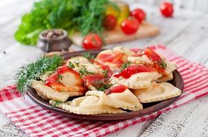 leckere Ravioli mit Tomatensauce und Dill foto