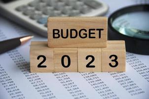 budget 2023 text auf holzblöcken mit datenanalyse und bürokonzepthintergrund. Budgetierungskonzept foto