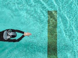 Blick von oben auf eine Schwimmerin, die die Linie überquert foto