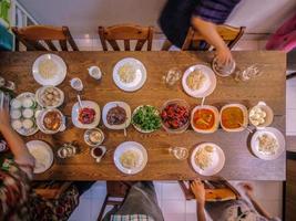 den Tisch für das Familienessen decken foto