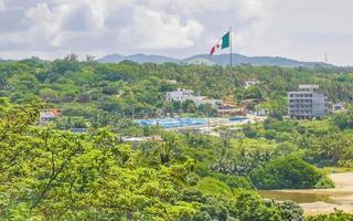 extrem natürliche panorama-surferwellen am strand von puerto escondido mexico. foto