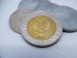 Eintausend-Rupiah-Münze aus Indonesien mit dem Palmöl-Symbol isoliert auf weißem Hintergrund, Diterbitkan Oleh Bank Indonesien Pada Tahun 1993 foto