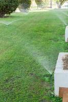 Sprinkler im Garten Bewässerung des Rasens. automatisches bewässerungskonzept für rasen foto