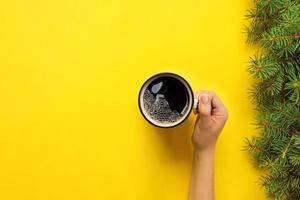 weibliche arme halten tasse kaffee auf gelbem hintergrund. Draufsicht mit Cope Space foto