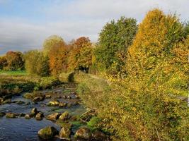 Herbstzeit an einem Fluss in Deutschland foto