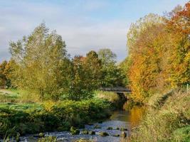 Herbstzeit an einem Fluss in Deutschland foto