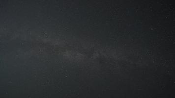 die dunkle Nachthimmelansicht mit der Milchstraße als Hintergrund foto