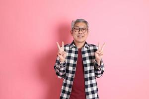asiatischer mann auf rosa foto