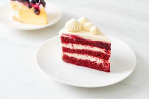 roter Samtkuchen auf Teller foto