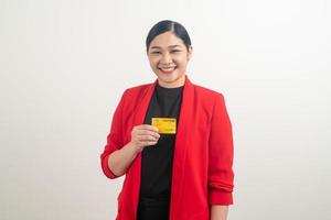 asiatische Frau mit Kreditkarte mit weißem Hintergrund foto