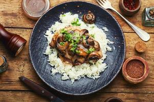 Hühnerbrust mit Marsalasauce und Reis foto